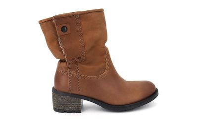 un gros plan sur une paire de bottes marron sur fond blanc