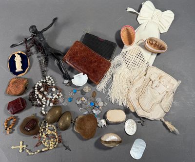 un grand nombre d'objets posés sur une table