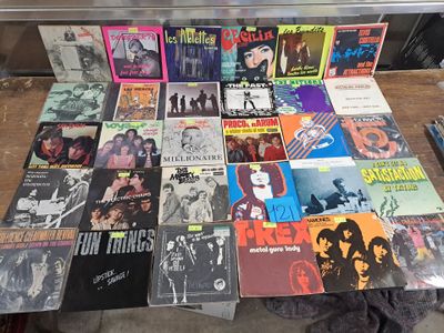 a lot of records that are on a table