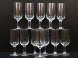 six verres à vin vides empilés les uns sur les autres sur une table