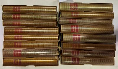 livres empilés sur une surface blanche