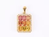un gros plan d'un pendentif orné d'un diamant jaune et rose sur fond blanc