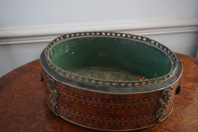 une table en bois sur laquelle est posé un bol vert