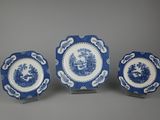 trois assiettes bleues et blanches ornées de motifs