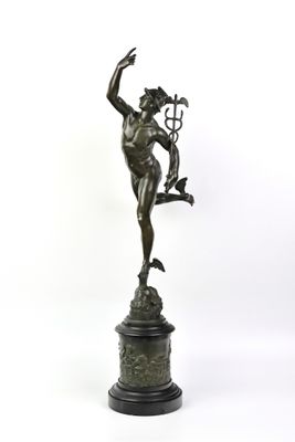 statue en bronze représentant un homme tenant un oiseau, posée sur un socle