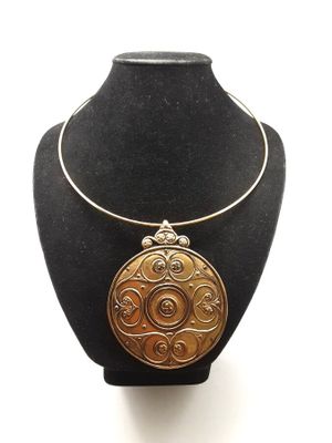 gros plan d'un collier sur un présentoir pour mannequin