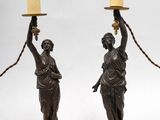 paire de figurines en bronze représentant une femme tenant un candélabre