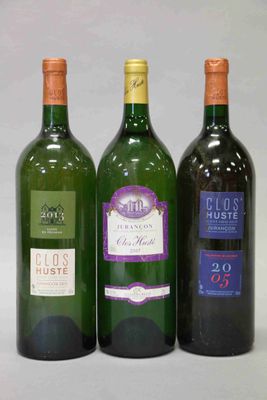 trois bouteilles de vin sont alignées sur une table