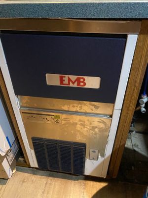 un réfrigérateur sur la porte duquel figure la mention « em8 »