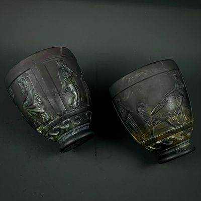 deux vases posés sur une table