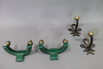 Deux paires d'appliques dont une en tôle peinte en noir et d…
