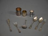 de nombreuses cuillères et couverts en argent sur la table