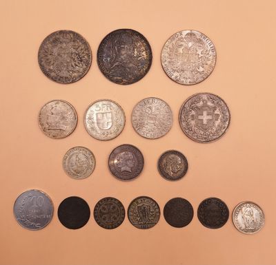 une image représentant un groupe de pièces posées sur une table