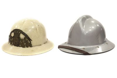 deux chapeaux placés l'un à côté de l'autre sur une surface blanche