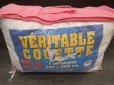 un sac poubelle posé sur une table