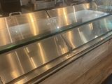 un comptoir avec une vitrine en verre au milieu