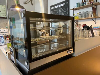 un comptoir avec une vitrine en verre au milieu