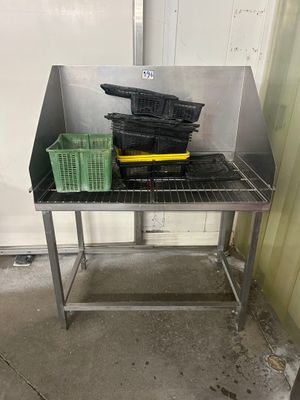 une photo d'un coin cuisine avec un évier et une table