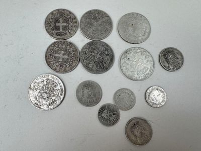 un lot de pièces de monnaie posées sur une table