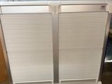 une armoire blanche montée sur roulettes, qui se trouve dans une pièce