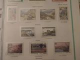 Il y a beaucoup de timbres sur cette feuille de papier