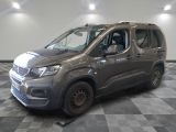 La petite camionnette est garée sur le sol à damier du garage.