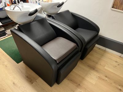 deux bacs à shampoing en skaï noir, réglables électriquement…