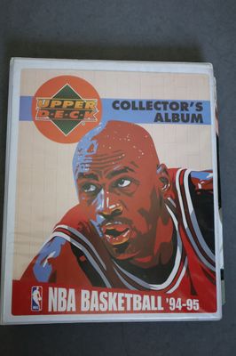 un gros plan sur un boîtier de DVD sur lequel figure un joueur de basket-ball