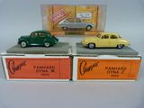 Deux petites voitures sont posées sur une pile de cartons