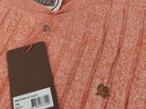 un gros plan d'un pull avec une étiquette