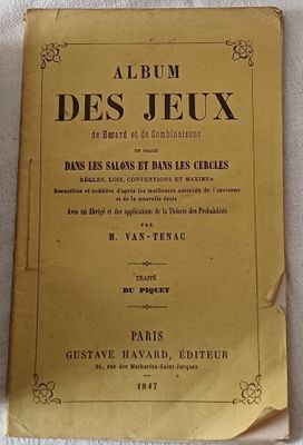 un vieux livre posé sur un tissu blanc, avec une couverture dorée