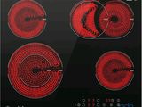 une image représentant une plaque de cuisson noire et rouge équipée de quatre feux