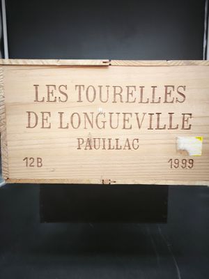 un panneau en bois sur lequel on peut lire « Les Tourelles de Longueville »
