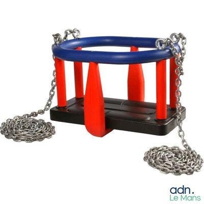 une balançoire pour enfants munie de chaînes et entourée d'une chaîne