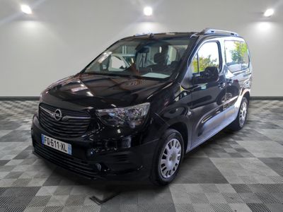 une photo d'une camionnette noire dans un garage