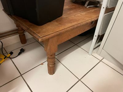 une boîte noire posée sur une table en bois