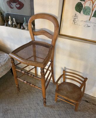 a chair and a chair that are next to each other