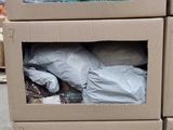 plusieurs cartons empilés les uns sur les autres sur une palette