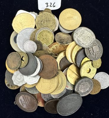un tas de pièces sur lequel est accrochée une étiquette de prix