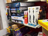 de nombreux types de jouets différents sur les rayons du magasin