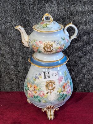 Tisanière en porcelaine N III à décors polychorme de fleurs …