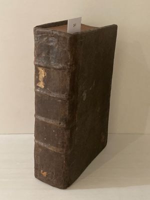 un vieux livre d'où dépasse un bout de papier