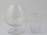 un verre d'eau et un verre de vin sur une table