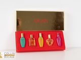 un coffret rouge contenant cinq parfums différents