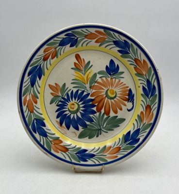 une image représentant une assiette colorée ornée de fleurs
