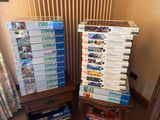 plusieurs livres empilés sur une table