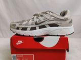 Les baskets Nike Air Max se trouvent dans une boîte posée sur une surface blanche.