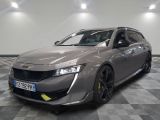 une photo d'une voiture grise dans un showroom
