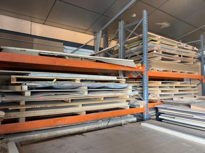 un grand nombre de palettes dans l'entrepôt