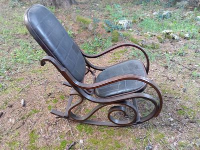 un fauteuil à bascule posé dans l'herbe
